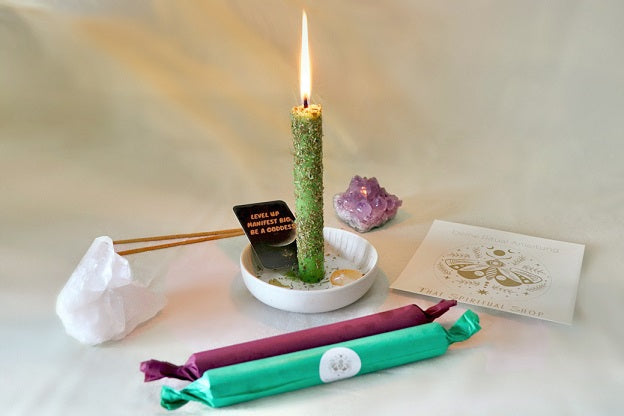  Kerzenmagie muss mit Absicht bzw. einer Intention geschehen, und du musst dir bewusst sein, dass du einen verzauberten Raum erschaffst, indem dein Ritual wirken kann.
