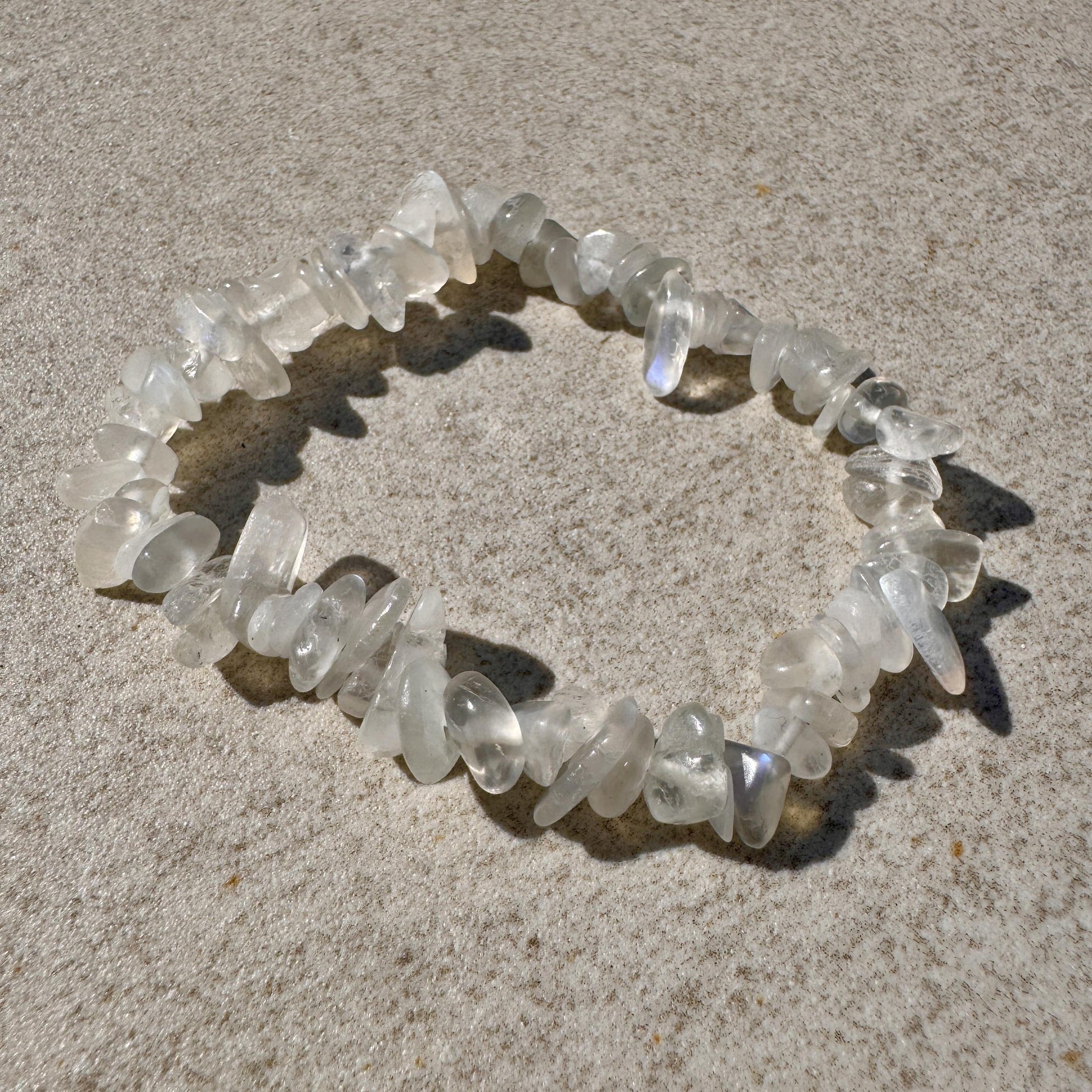 MOONSTONE ENERGY | Regenbogen Mondstein Splitterarmband - thatspiritualshop.de