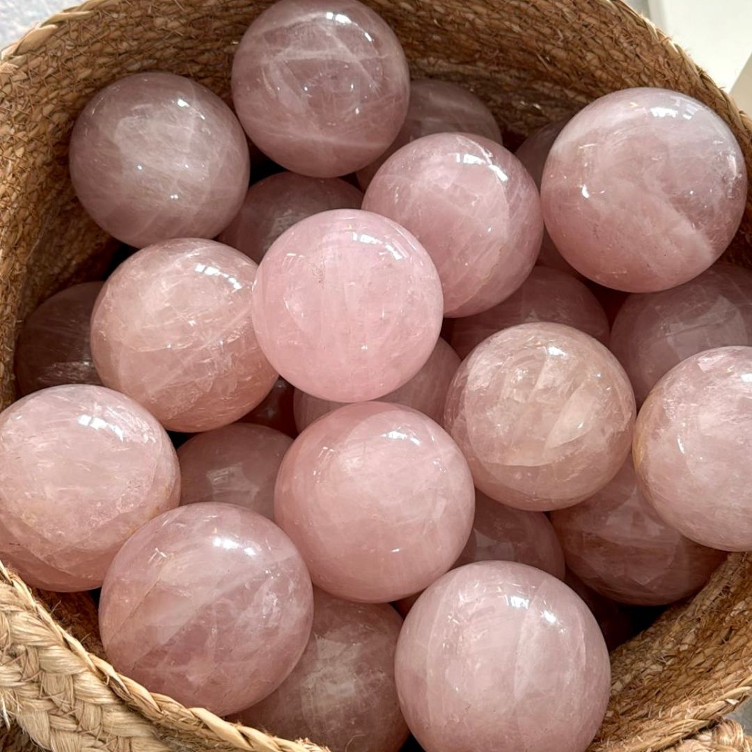 ROSENQUARZ KUGEL (680g) - thatspiritualshop.de