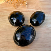 Schwarzer Turmalin Trommelstein - thatspiritualshop.de