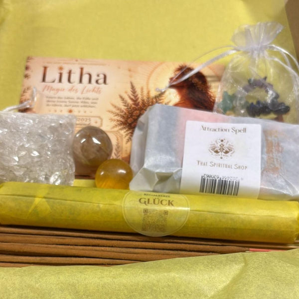 Inhalt der Mystery Box mit einer Kerze für das Litha Fest, Kristallen, Schmuck und Motivationskarte