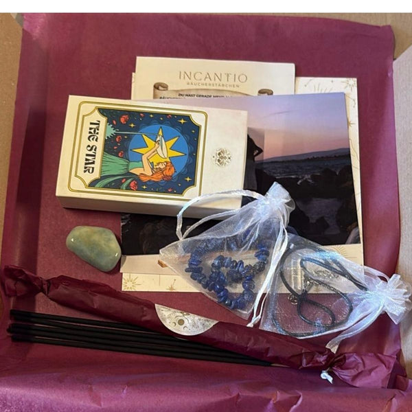 Inhalt der Mystery Box mit Kerzen, Armband, Halskette, Streichhölzern, Kristallen
